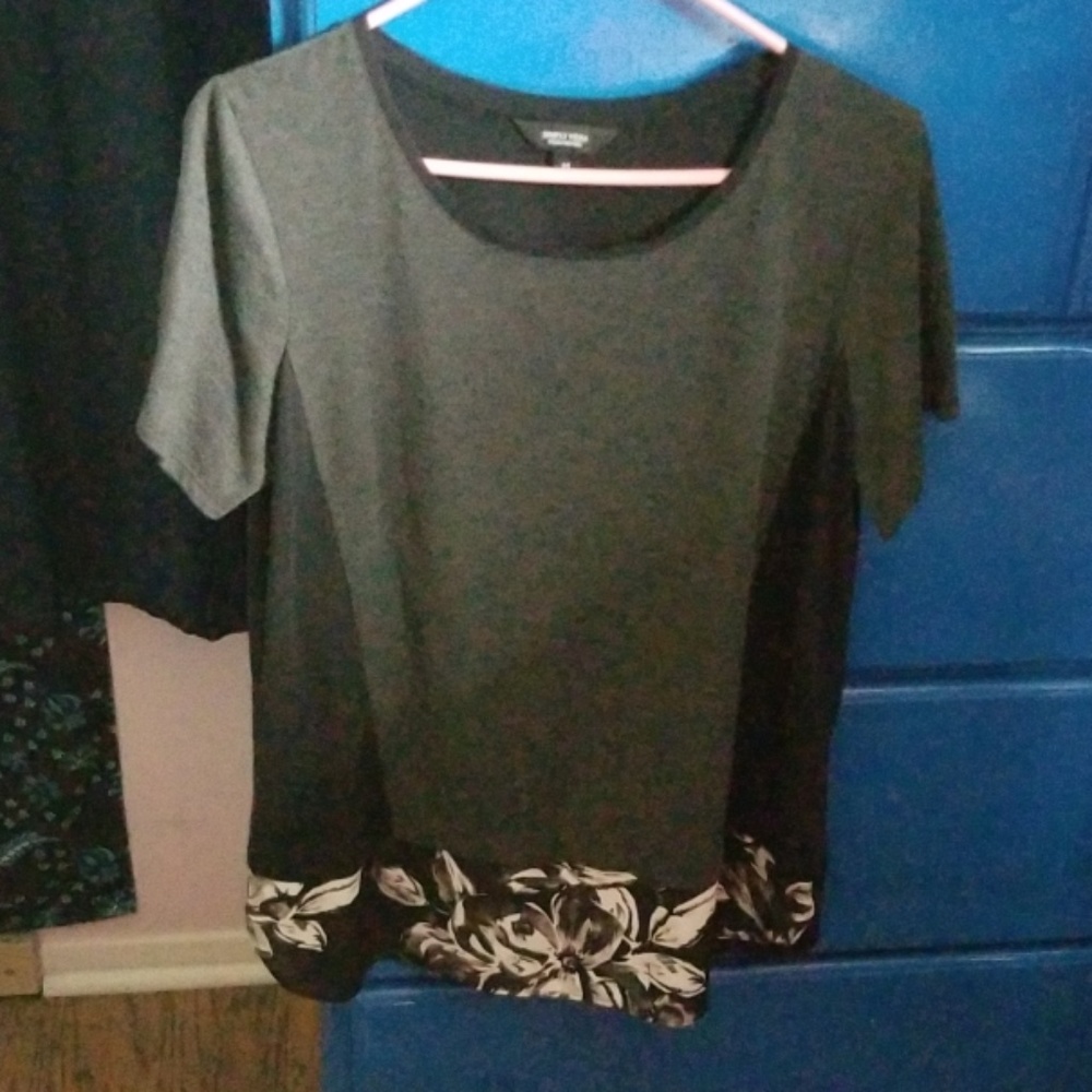 3/$20 Vera Wang T-shirt Blouse